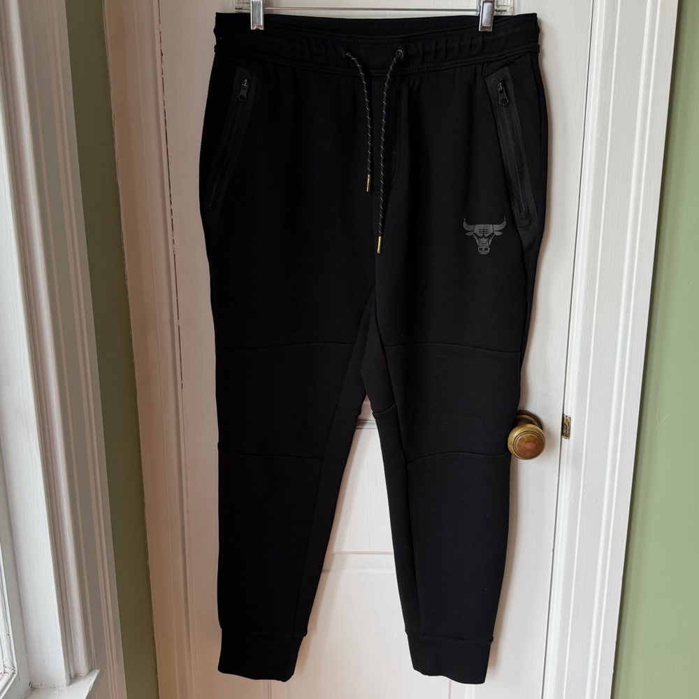 American Eagle Tailgate Black Athletic Joggers with Chicago Bulls Logo Men’s M